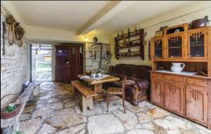 een keuken met een tafel en een bank in een kamer bij Little App - magical surrounding in Sveti Petar u Šumi