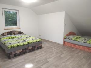Rúm í herbergi á Domeček u lesa