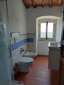 a bathroom with a toilet and a sink at Agriturismo CasaMatta Azienda Agricola in Calenzano