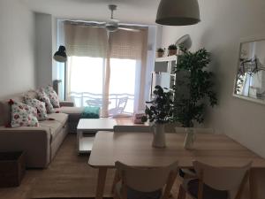 Posezení v ubytování Apartamento recién reformado con vistas al río + 7 fotografií