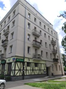 un grande edificio bianco con balconi su strada di Apartament Waszyngtona a Varsavia