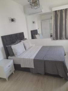 Una cama o camas en una habitación de Kardelen Otel