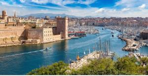 - une vue sur une rivière avec des bateaux dans un port dans l'établissement Les Cigalons, à Marseille