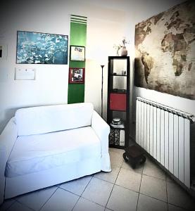 - une chambre avec un lit blanc et une carte murale dans l'établissement Cozy 55-m2 flat close to the countryside in Narni, à Narni