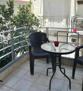 een kleine tafel en 2 stoelen op een balkon bij VillaGer in Kalamata