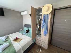 Säng eller sängar i ett rum på Square's View Agia Paraskevi