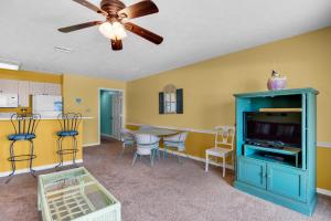 sala de estar con armario azul y cocina en Crystal Villas A-2, en Destin
