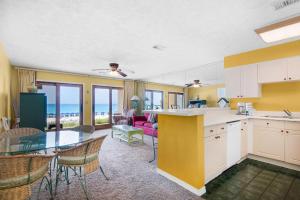 cocina y comedor con vistas al océano en Crystal Villas A-2, en Destin