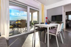 Televízia a/alebo spoločenská miestnosť v ubytovaní Brodarica Apartment Near the Beach - Spacious 2-Bedroom Penthouse with Large Terrace + 32 fotografií