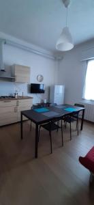 a living room with a table and a kitchen at CASA VACANZA IL BALCONCINO in Bergamo