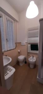 a bathroom with a toilet and a sink at CASA VACANZA IL BALCONCINO in Bergamo