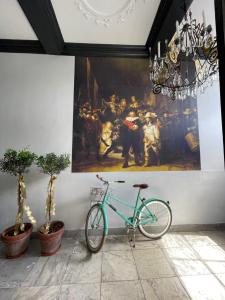 a painting of a bicycle on a wall next to a mural at B&B Montancourt-Middelburg in Middelburg