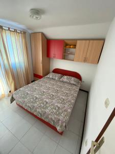 Tempat tidur dalam kamar di Apartment Marsela