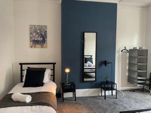 Tempat tidur dalam kamar di Balfour B - Fully refurbished 2 bedrooms Ideal for Contractors and Families Free wifi Free Parking Ground Floor