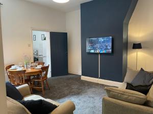 Télévision ou salle de divertissement dans l'établissement Balfour B - Fully refurbished 2 bedrooms Ideal for Contractors and Families Free wifi Free Parking Ground Floor