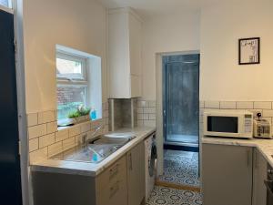 Cuisine ou kitchenette dans l'établissement Balfour B - Fully refurbished 2 bedrooms Ideal for Contractors and Families Free wifi Free Parking Ground Floor