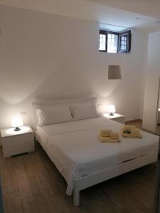 A bed or beds in a room at LAPALMAS Apartments - in centro a Malfa