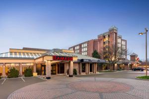 un edificio con un cartel de karamota en un estacionamiento en Ramada Plaza by Wyndham Niagara Falls, en Niagara Falls