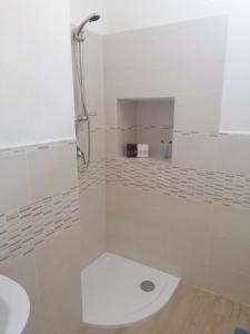 A bathroom at LAPALMAS Apartments - in centro a Malfa