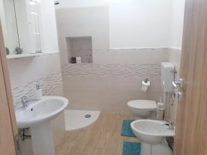 A bathroom at LAPALMAS Apartments - in centro a Malfa