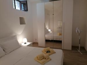 A bed or beds in a room at LAPALMAS Apartments - in centro a Malfa