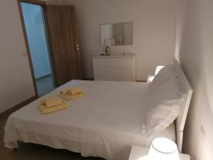 A bed or beds in a room at LAPALMAS Apartments - in centro a Malfa