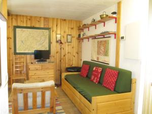 um quarto com uma cama com almofadas vermelhas em HAMEAU DES HUSKIES em Saint-Gervais-les-Bains