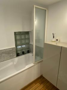 biała łazienka z wanną i oknem w obiekcie Cannes Centre ville appartement atypique en duplex 85m2 w Cannes