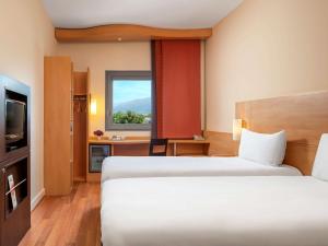 ein Hotelzimmer mit 2 Betten und einem Fenster in der Unterkunft Ibis Bursa in Bursa