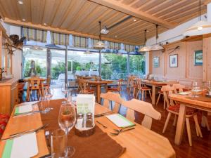 Un restaurante u otro lugar para comer en ibis Wörthersee