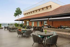 Restoran või mõni muu söögikoht majutusasutuses Ramada Encore by Wyndham Kathmandu Thamel