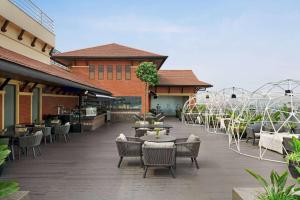 Restoran või mõni muu söögikoht majutusasutuses Ramada Encore by Wyndham Kathmandu Thamel