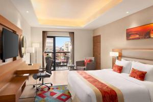 Voodi või voodid majutusasutuse Ramada Encore by Wyndham Kathmandu Thamel toas