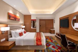 Voodi või voodid majutusasutuse Ramada Encore by Wyndham Kathmandu Thamel toas