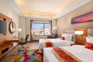 Voodi või voodid majutusasutuse Ramada Encore by Wyndham Kathmandu Thamel toas