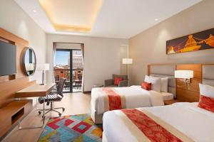 Voodi või voodid majutusasutuse Ramada Encore by Wyndham Kathmandu Thamel toas