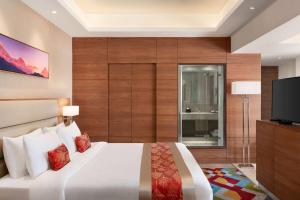 Voodi või voodid majutusasutuse Ramada Encore by Wyndham Kathmandu Thamel toas