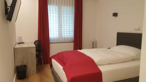 Postel nebo postele na pokoji v ubytování Hotel Balsthal
