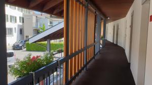 Balkón nebo terasa v ubytování Hotel Balsthal