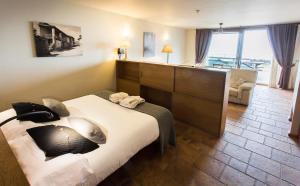 una camera da letto con un grande letto e un lavandino di L'Avenc Benestar Rural a Tavertet