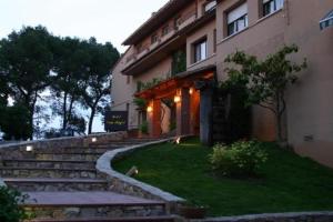 ein Gebäude mit einer Treppe, die zu einem Gebäude führt in der Unterkunft Hotel Golf Can Rafel in Corbera de Llobregat