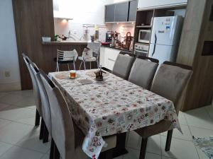una cucina con tavolo e tovaglia; di Cobertura Em Canasvieiras a Florianópolis