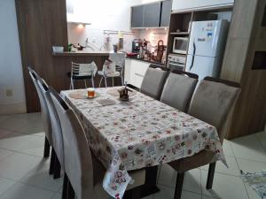 una cocina con mesa y mantel. en Cobertura Em Canasvieiras, en Florianópolis