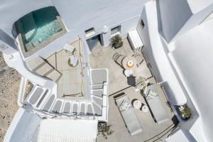 an overhead view of a swimming pool and a house at Yposkafo Jacuzzi House in Oia