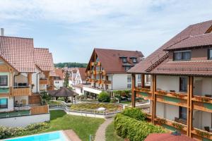 eine Luftansicht einer Stadt mit Häusern in der Unterkunft Ringhotel Krone in Friedrichshafen