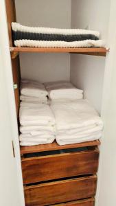 szafę pełną białych ręczników w obiekcie Άκρη του κόσμου w mieście Samos
