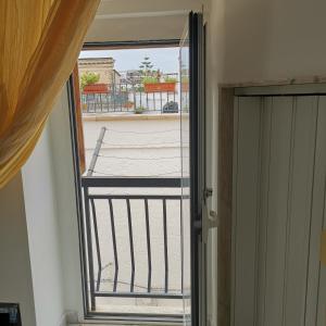 una porta aperta con vista su un balcone di The tower a Capurso
