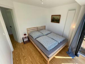 ein kleines Schlafzimmer mit einem Bett in einem Zimmer in der Unterkunft Ferienhaus Aalglatt am Deich, 250 m zum Strand in Dierhagen