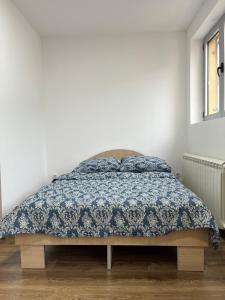 Säng eller sängar i ett rum på Apartmani Bogdana