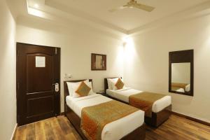 Postel nebo postele na pokoji v ubytování Airport Hotel Le Seasons New Delhi